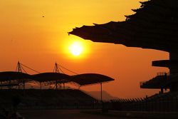 El sol se pone sobre el circuito de Sepang