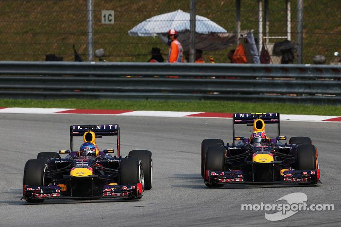 Sebastian Vettel, Red Bull Racing RB9 y su compañero Mark Webber, Red Bull Racing RB9 batalla por el