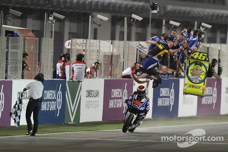 Jorge Lorenzo, Yamaha Factory Racing toma la bandera a cuadros