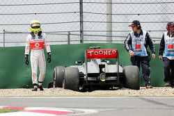 Sergio Perez, McLaren MP4-28 kazaed, pit entrance, end, first practice session