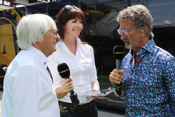 (De izquierda a derecha): Bernie Ecclestone, CEO de la Fórmula Uno, con Suzi Perry, BBC F1 Presentad