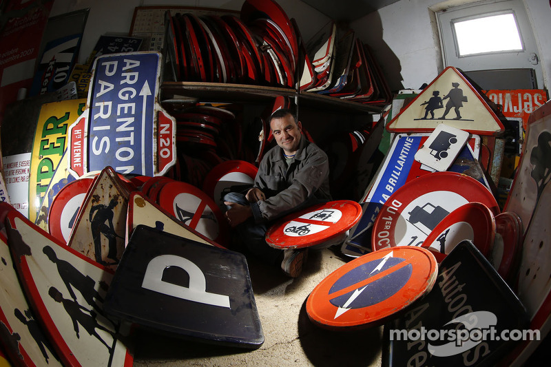 Fernando Costa, artiste chargé de réaliser la Art Car de OAK Racing