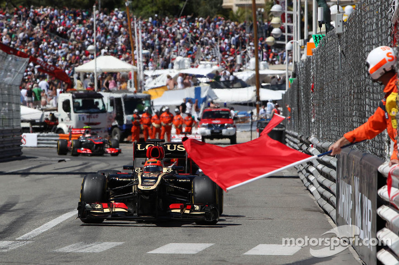 Kimi Raikkonen, Lotus F1 E21 passeert de rode vlag nadat de race is stilgelegd op Monaco GP