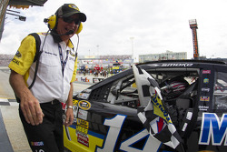 Race winner Tony Stewart, Stewart-Haas Racing Chevrolet celebrates