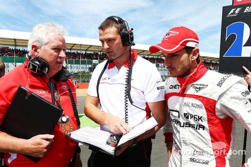 Pat Symonds Marussia F1 Team Technical Consultant com Jules Bianchi Marussia F1 Team no grid