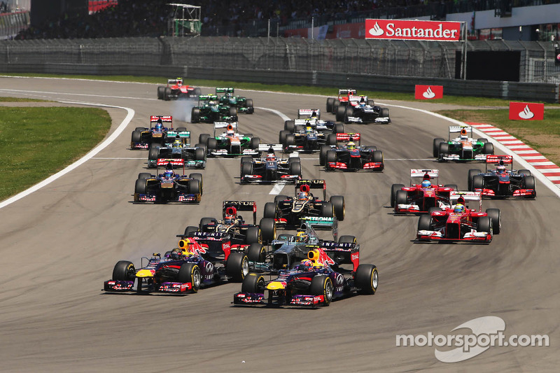 Sebastian Vettel, Red Bull Racing RB9 und Mark Webber, Red Bull Racing RB9 führen beim Start