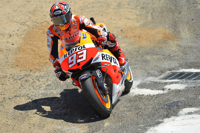 Marc Marquez, Repsol Honda Team passes Valentino Rossi, Yamaha Factory Racing