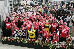 Race winner Ryan Newman, Stewart-Haas Racing Chevrolet celebrates with team