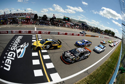 Largada: Marcos Ambrose, Ford lidera