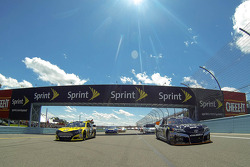 Polesitter Marcos Ambrose e Clint Bowyer follow the Safety car durante voltas de aquecimento