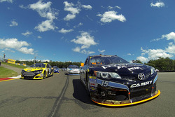 Polesitter Marcos Ambrose e Clint Bowyer follow the Safety car durante voltas de aquecimento