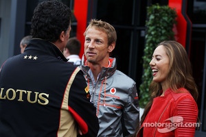 Jenson Button, McLaren with his girlfriend Jessica Michibata