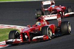 Felipe Massa, Ferrari F138, lidera seu companheiro de equipe Fernando Alonso