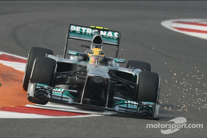 Lewis Hamilton, Mercedes AMG F1 W04 scacando chispas