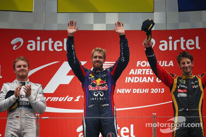 Rosberg y Grosjean acompañan en el podio a Sebastian Vettel, ganador del GP de India y campeón del mundo de F1 2013