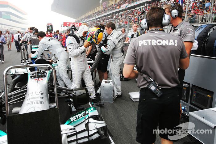Lewis Hamilton, Mercedes AMG F1 W04 en la parrilla