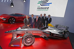 Alain Prost e Jean-Paul Driot con Jean Todt, presidente FIA , e Alejandro Agag, co-fondatore della F