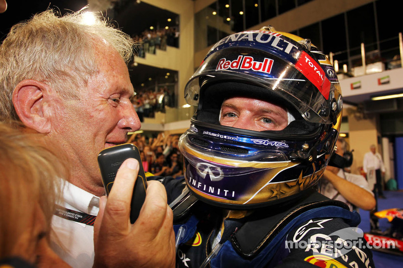 O vencedor Sebastian Vettel, Red Bull Racing comemora no parque fechado com Dr Helmut Marko, Red Bull Motorsport Consultant
