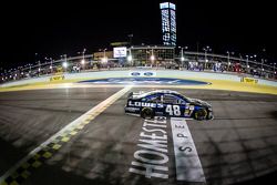 Jimmie Johnson, Hendrick Motorsports Chevrolet cruza a linha de chegada na apertada 6º posição no campeonato da NASCAR Sprint Cup Series