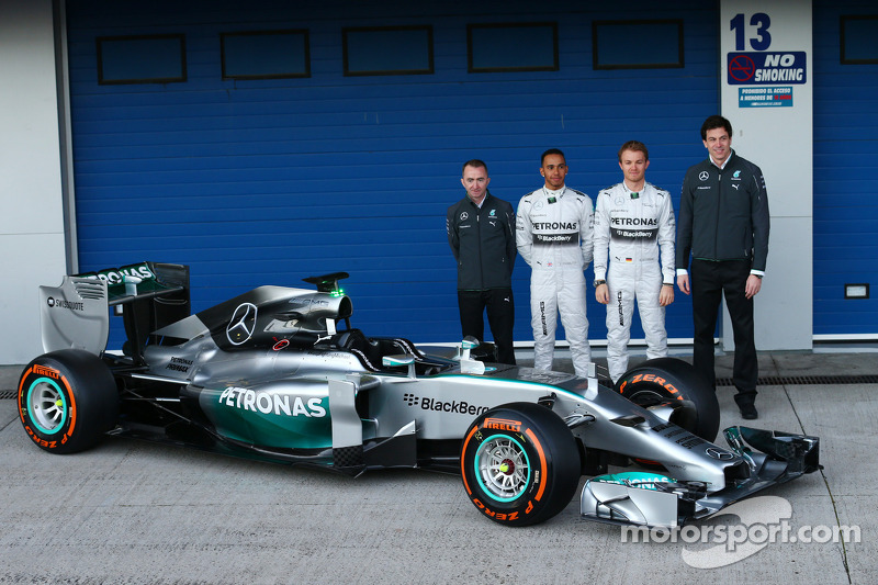 Paddy Lowe, Lewis Hamilton,  Nico Rosberg e Toto Wolff, na inauguração do novo Mercedes AMG F1 W05