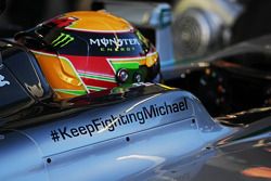 Lewis Hamilton, Mercedes AMG F1 W05, met een steunbetuiging voor Michael Schumacher