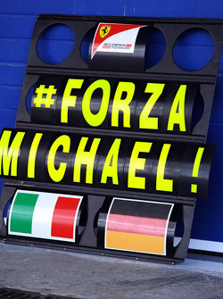 Een Ferrari pitbord toont medeleven met Michael Schumacher