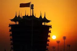 De zon komt op boven het circuit