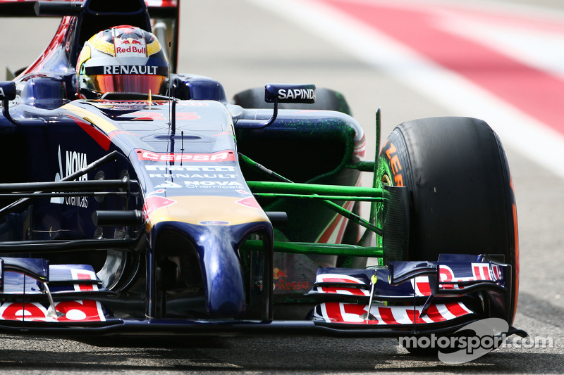 Em 2015, Vettel foi para a Ferrari, o que abriu espaço na Red Bull – em vaga que foi ocupada por Kvyat. Vergne também saiu após três anos, de modo que a Toro Rosso tinha duas vagas em aberto.