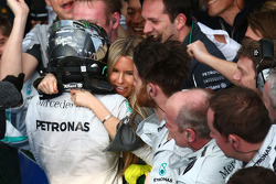 Nico Rosberg, de Mercedes AMG F1 W05 celebra con su novia Vivian Sibold, 16