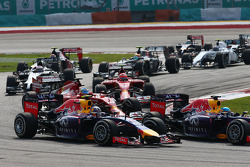 Rennstart: Daniel Ricciardo, Red Bull Racing RB10; Sebastian Vettel, Red Bull Racing RB10