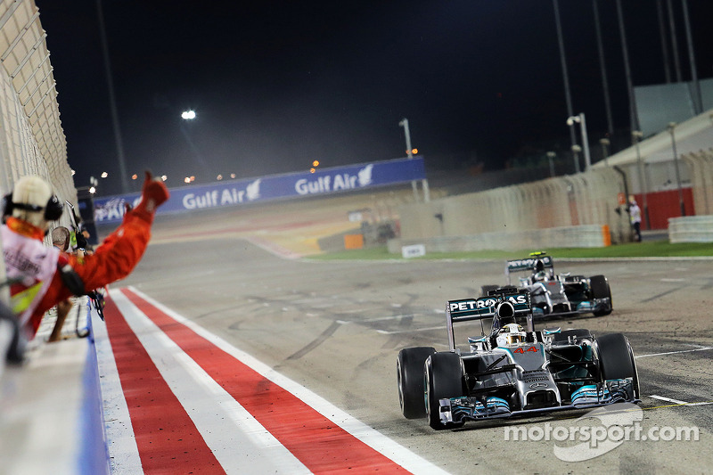 Vencedor da corrida Lewis Hamilton, Mercedes AMG F1 W05 celebra no fim à frente do segundo lugar com