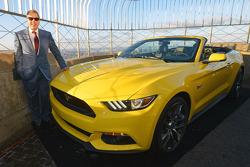 Bill Ford met een Ford Mustang gebouwd op de 86e verdieping van het Empire State Building om de 50e