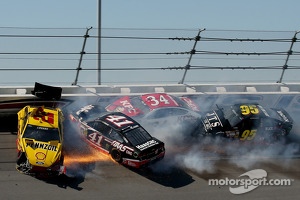 Crash for Joey Logano, Team Penske Ford, Kurt Busch, Stewart-Haas Racing Chevrolet, David Ragan, Front Row Motorsports Ford, Michael McDowell