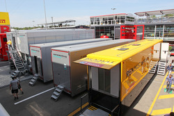 Renault F1 Sport y Mercedes AMG F1 en el paddock