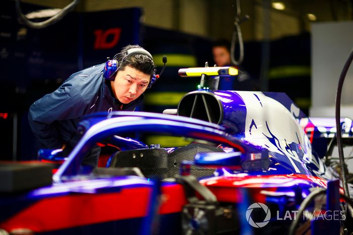 Un empleado de Honda estudia el Toro Rosso STR13 Honda