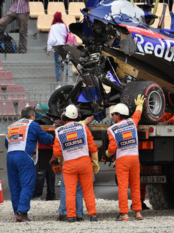 The crashed car of Brendon Hartley, Scuderia Toro Rosso STR13 is recovered