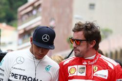 Lewis Hamilton, Mercedes AMG F1 y Fernando Alonso, Ferrari presentar sus respetos a Sir Jack Brabham