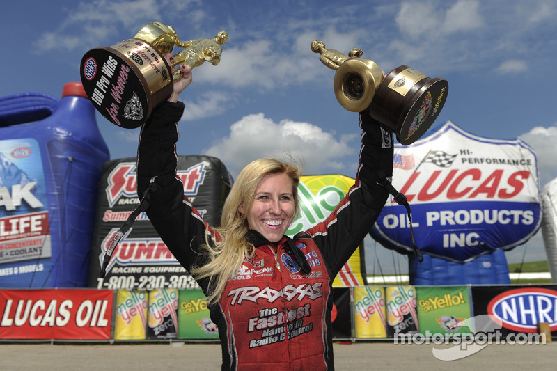 Courtney Force celebra a 100ª vitória de uma mulher