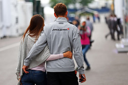 Jenson Button, McLaren con la sua fidanzata Jessica Michibata