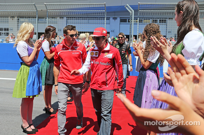 (Da sinistra a destra): Jules Bianchi, Marussia F1 Team con Fernando Alonso, Ferrari alla parata dei