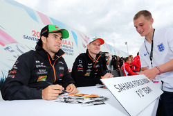 Sergio Pérez, Sahara Force India F1 y Nico Hulkenberg, Sahara Force India F1 firma de autógrafos par