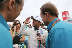 Bernie Ecclestone op de grid met Rubens Barrichello