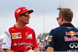 Kimi Raikkonen, Ferrari and Sebastian Vettel, Red Bull Racing en el desfile de pilotos