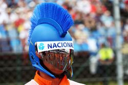 Un marshall con un mohicano Ayrton Senna casco.