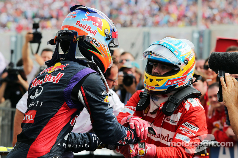 Daniel Ricciardo, Red Bull Racing celebrates with second placed Fernando Alonso, Ferrari in parc fer