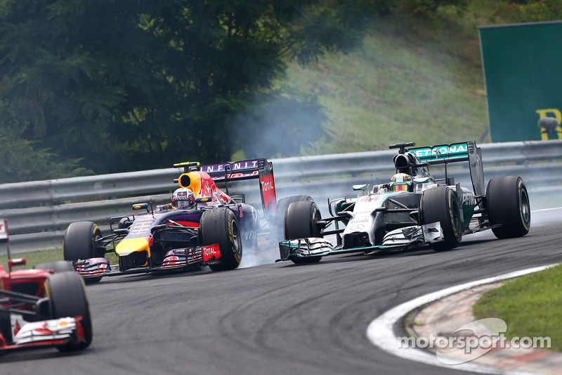 Daniel Ricciardo, Red Bull Racing RB10 ve Lewis Hamilton, Mercedes AMG F1 W05