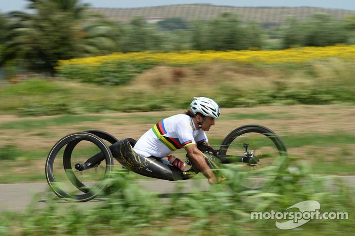 Alex Zanardi se prepara para un triatlón de larga distancia