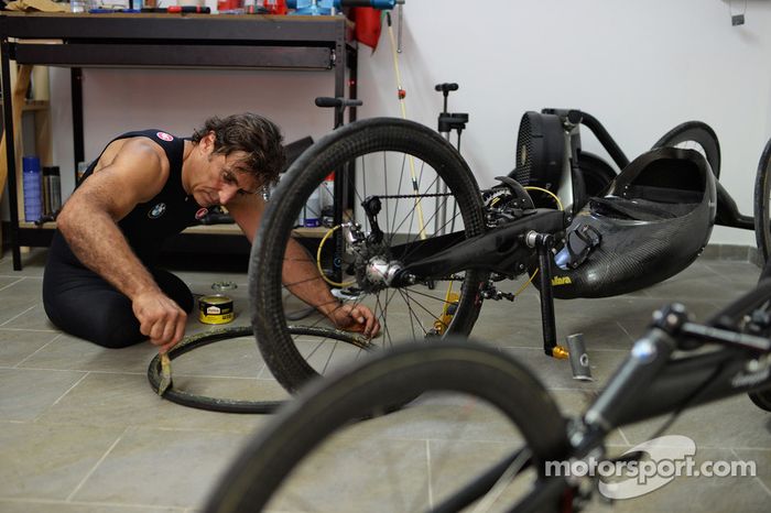 Alex Zanardi se prepara para un triatlón de larga distancia