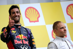 Podium: race winner Daniel Ricciardo, third place Valtteri Bottas