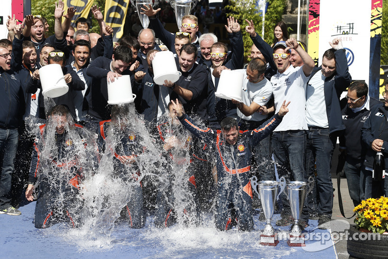 Vencedores Thierry Neuville e Nicolas Gilsoul take the ALS ice bucket challenge